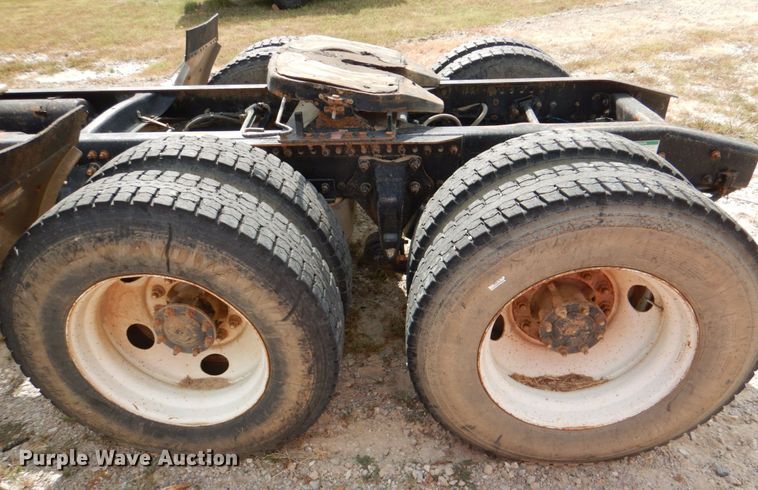 image for item IR9173 2006 Freightliner FLD120  semi truck