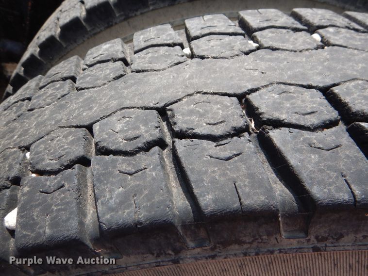 image for item IR9173 2006 Freightliner FLD120  semi truck