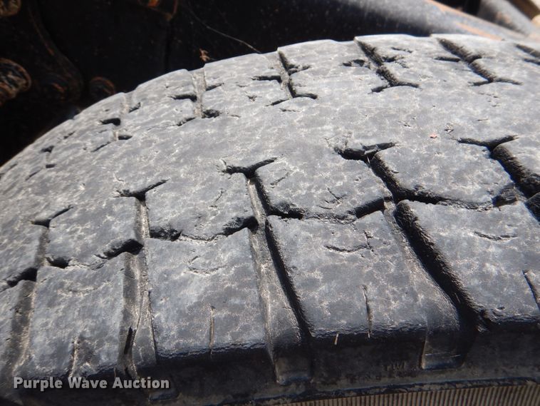 image for item IR9173 2006 Freightliner FLD120  semi truck