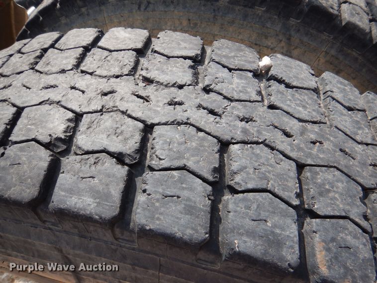 image for item IR9173 2006 Freightliner FLD120  semi truck