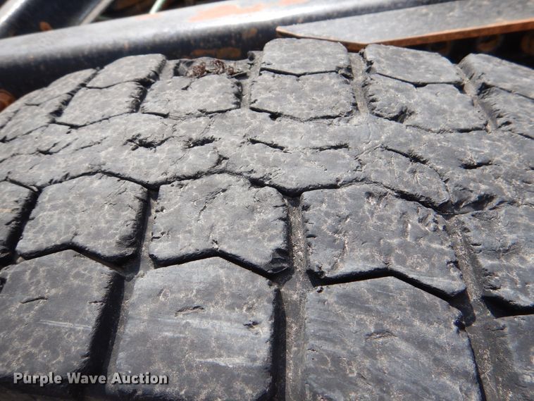 image for item IR9173 2006 Freightliner FLD120  semi truck