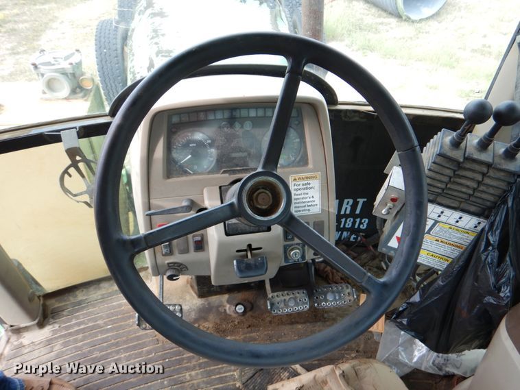 image for item IR9175 2003 John Deere 6615  tractor