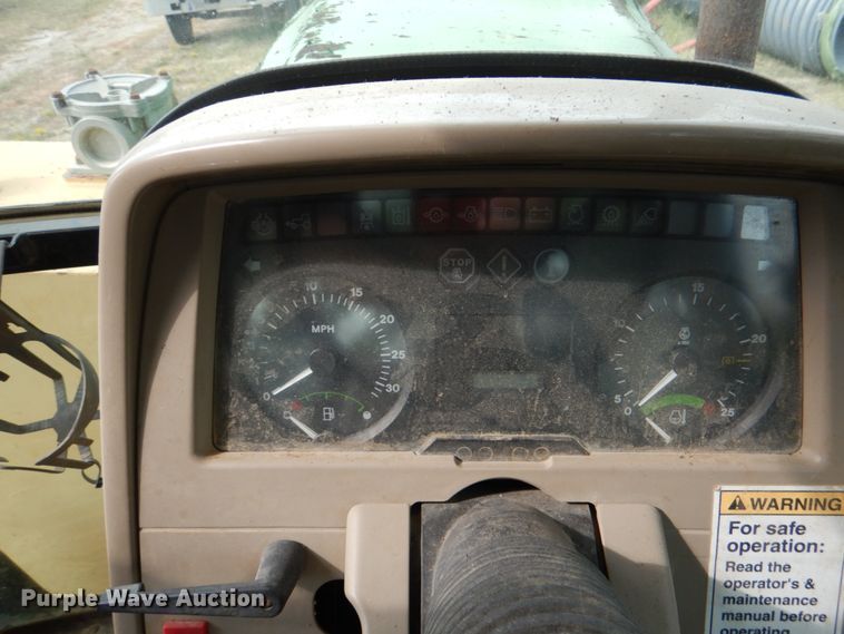 image for item IR9175 2003 John Deere 6615  tractor