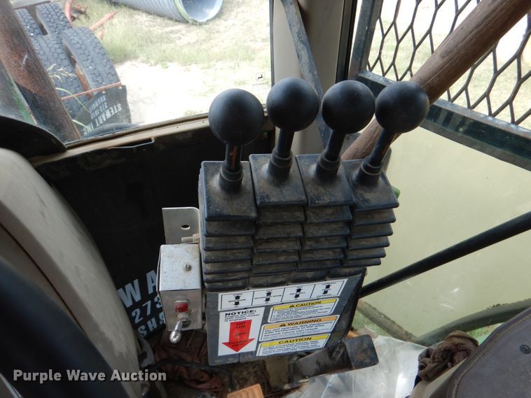 image for item IR9175 2003 John Deere 6615  tractor