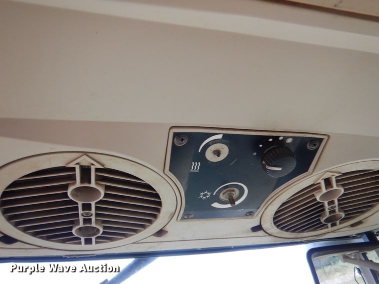 image for item IR9175 2003 John Deere 6615  tractor