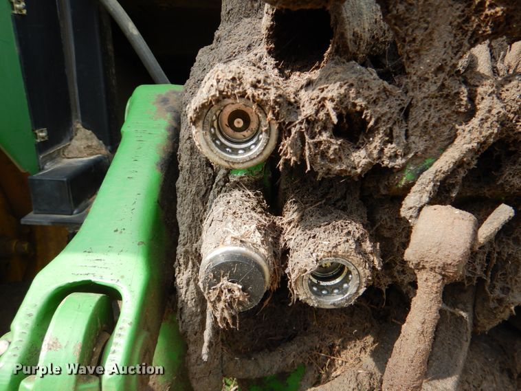 image for item IR9175 2003 John Deere 6615  tractor