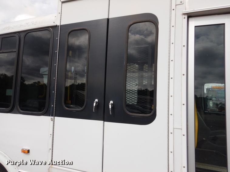 image for item JQ9238 2008 Ford E450  shuttle bus