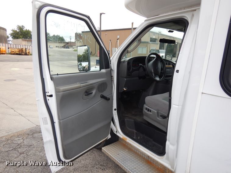 image for item JQ9238 2008 Ford E450  shuttle bus
