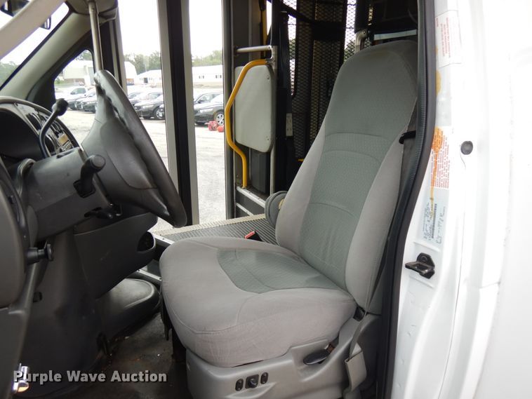 image for item JQ9238 2008 Ford E450  shuttle bus