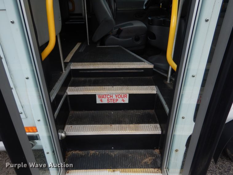 image for item JQ9238 2008 Ford E450  shuttle bus