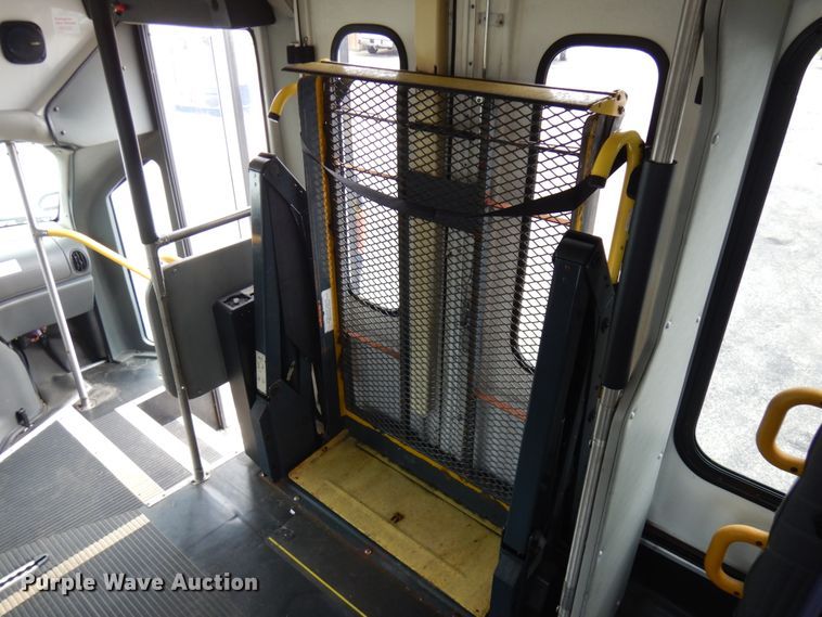 image for item JQ9238 2008 Ford E450  shuttle bus