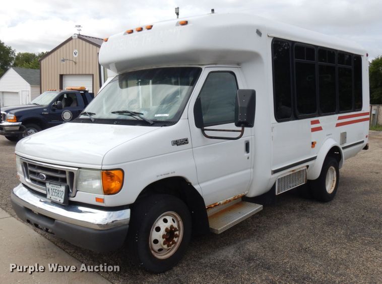 image for item JQ9239 2005 Ford E350  shuttle bus