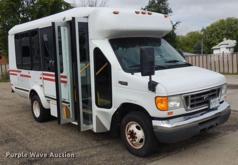 image for item JQ9239 2005 Ford E350  shuttle bus