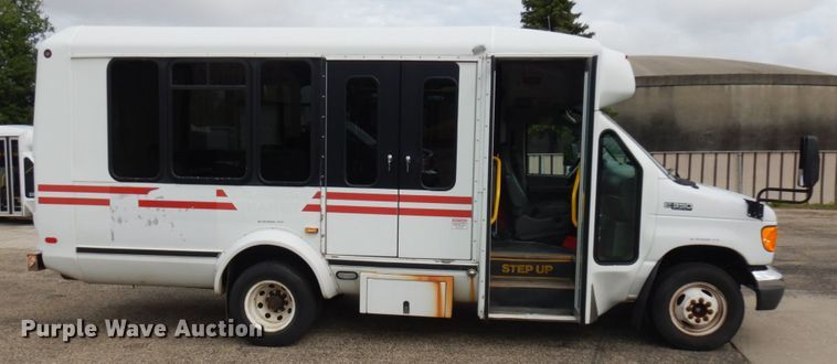 image for item JQ9239 2005 Ford E350  shuttle bus