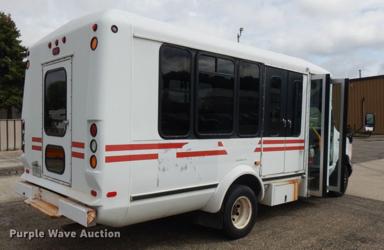 image for item JQ9239 2005 Ford E350  shuttle bus