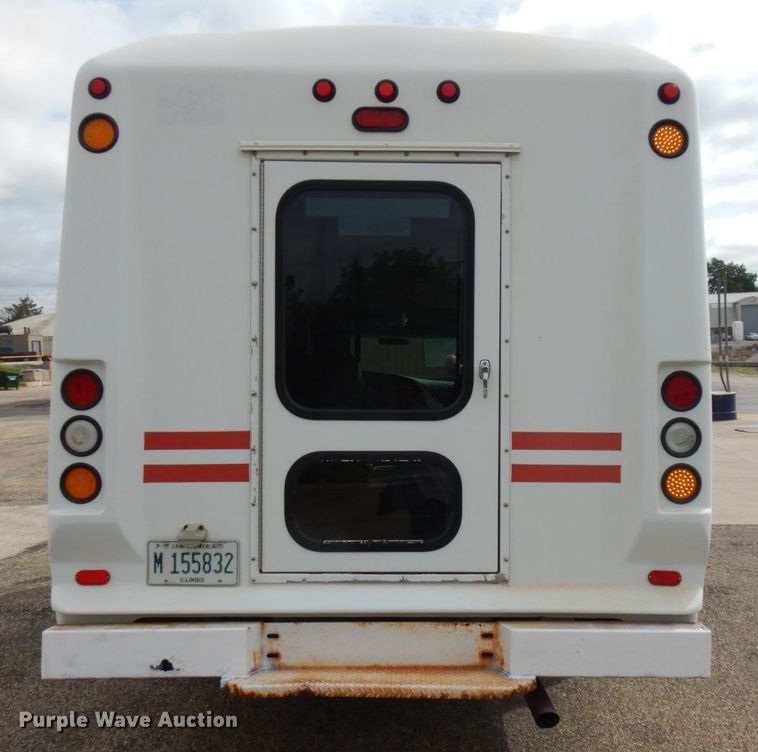 image for item JQ9239 2005 Ford E350  shuttle bus