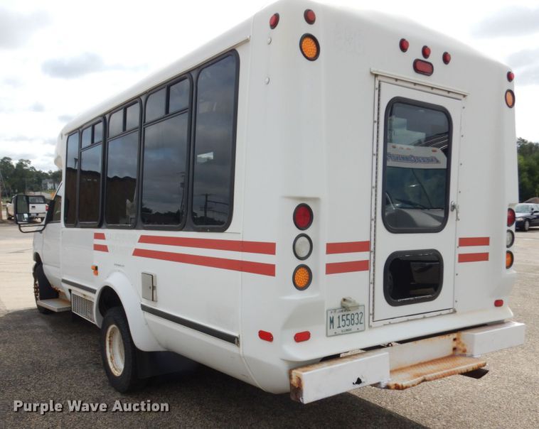 image for item JQ9239 2005 Ford E350  shuttle bus