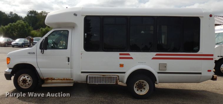 image for item JQ9239 2005 Ford E350  shuttle bus