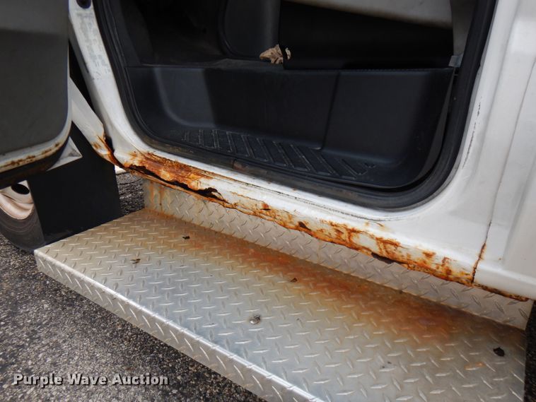 image for item JQ9239 2005 Ford E350  shuttle bus