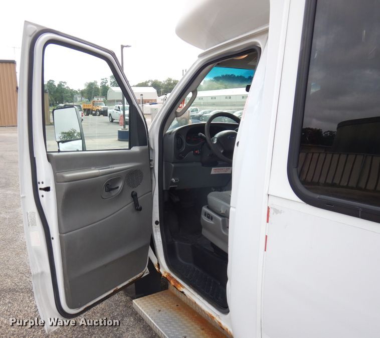 image for item JQ9239 2005 Ford E350  shuttle bus