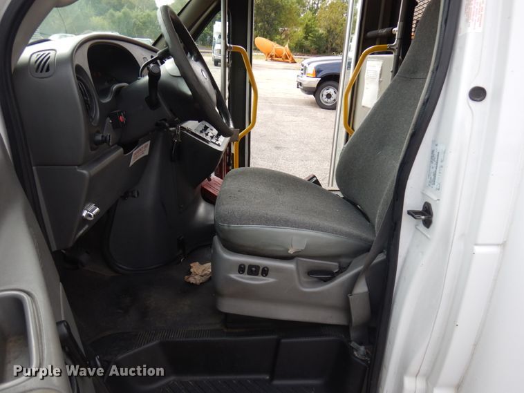 image for item JQ9239 2005 Ford E350  shuttle bus
