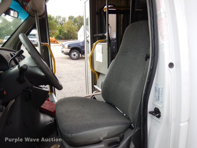 image for item JQ9239 2005 Ford E350  shuttle bus