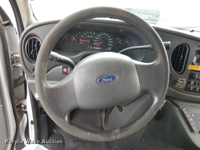 image for item JQ9239 2005 Ford E350  shuttle bus