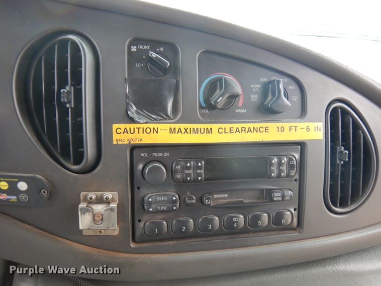 image for item JQ9239 2005 Ford E350  shuttle bus