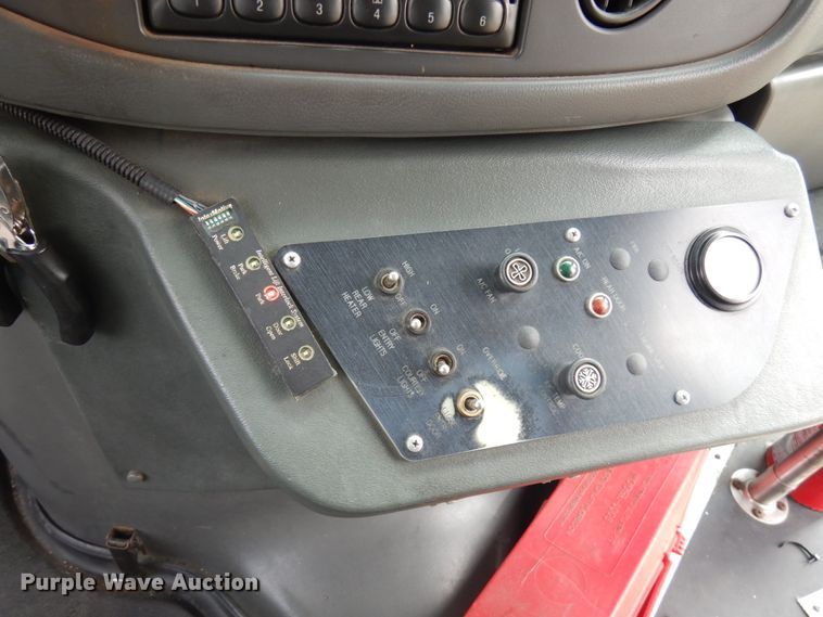 image for item JQ9239 2005 Ford E350  shuttle bus