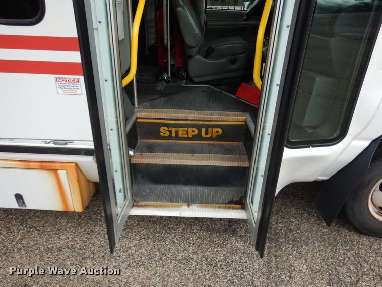 image for item JQ9239 2005 Ford E350  shuttle bus
