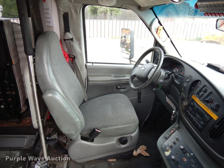 image for item JQ9239 2005 Ford E350  shuttle bus