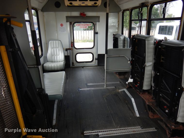 image for item JQ9239 2005 Ford E350  shuttle bus