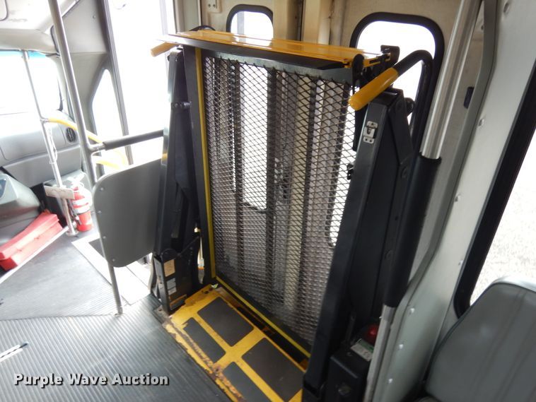 image for item JQ9239 2005 Ford E350  shuttle bus