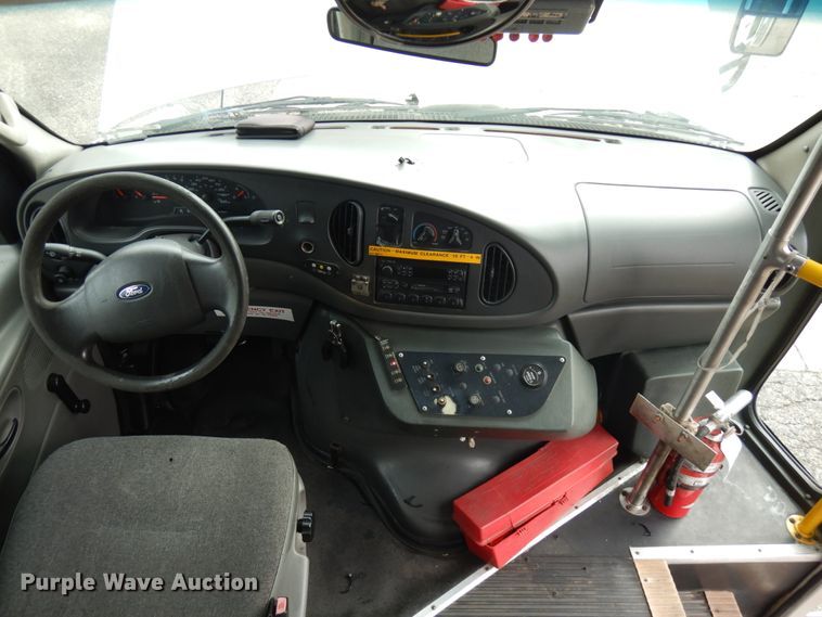 image for item JQ9239 2005 Ford E350  shuttle bus