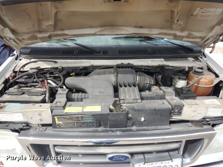 image for item JQ9239 2005 Ford E350  shuttle bus