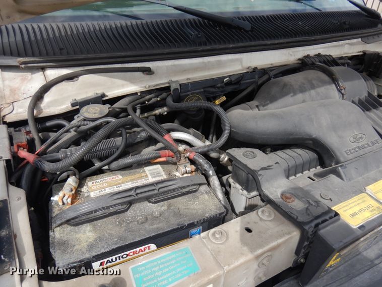 image for item JQ9239 2005 Ford E350  shuttle bus