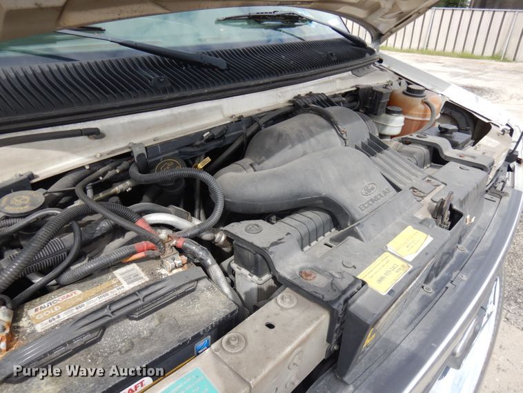 image for item JQ9239 2005 Ford E350  shuttle bus