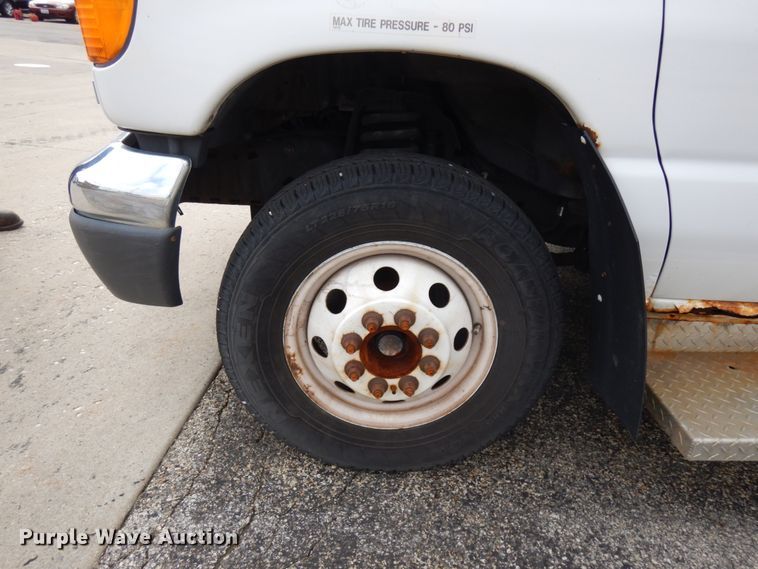 image for item JQ9239 2005 Ford E350  shuttle bus