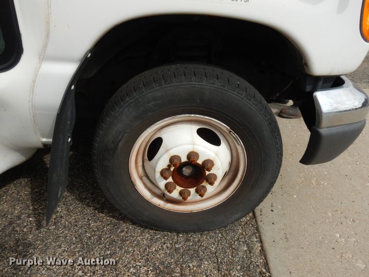 image for item JQ9239 2005 Ford E350  shuttle bus