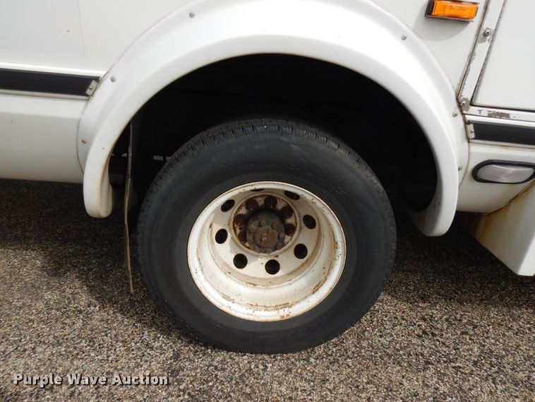 image for item JQ9239 2005 Ford E350  shuttle bus