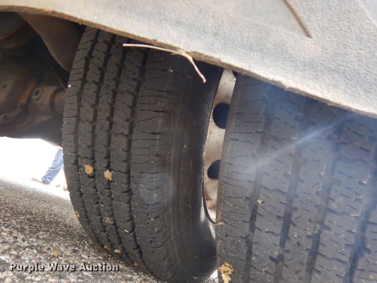 image for item JQ9239 2005 Ford E350  shuttle bus