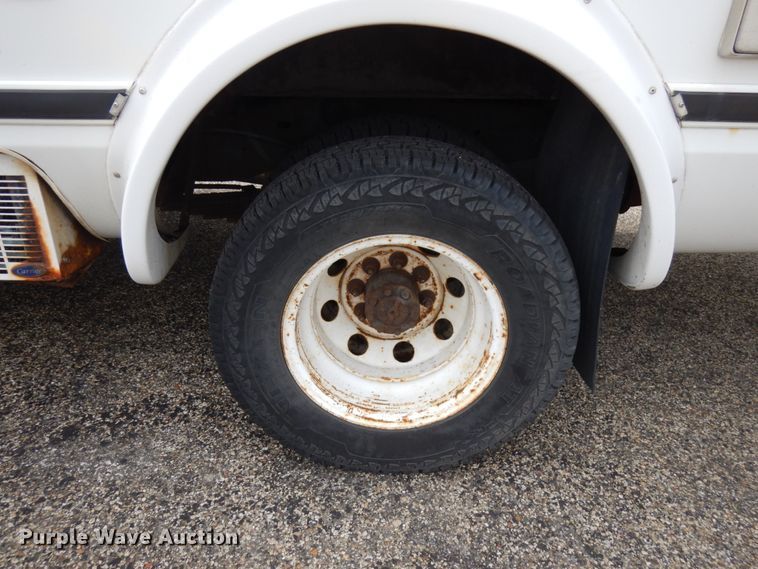 image for item JQ9239 2005 Ford E350  shuttle bus