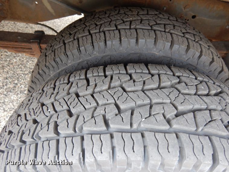 image for item JQ9239 2005 Ford E350  shuttle bus