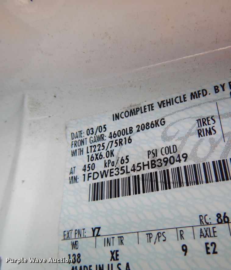 image for item JQ9239 2005 Ford E350  shuttle bus