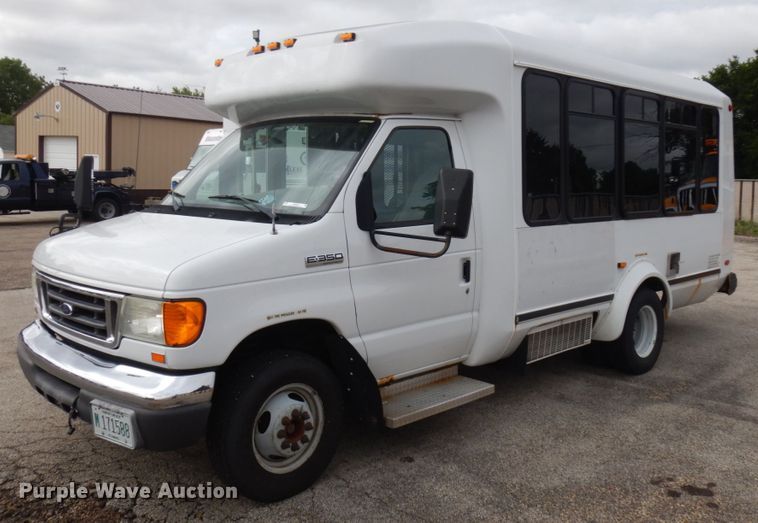 image for item JQ9240 2007 Ford E350  shuttle bus