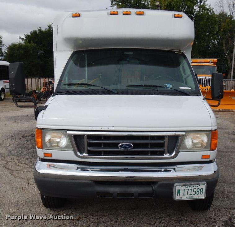 image for item JQ9240 2007 Ford E350  shuttle bus