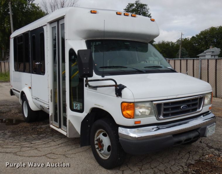 image for item JQ9240 2007 Ford E350  shuttle bus