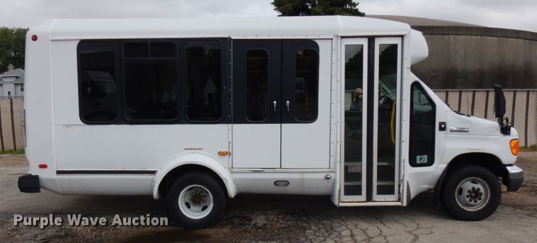image for item JQ9240 2007 Ford E350  shuttle bus