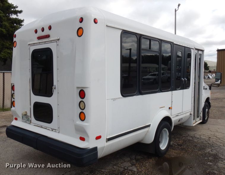 image for item JQ9240 2007 Ford E350  shuttle bus
