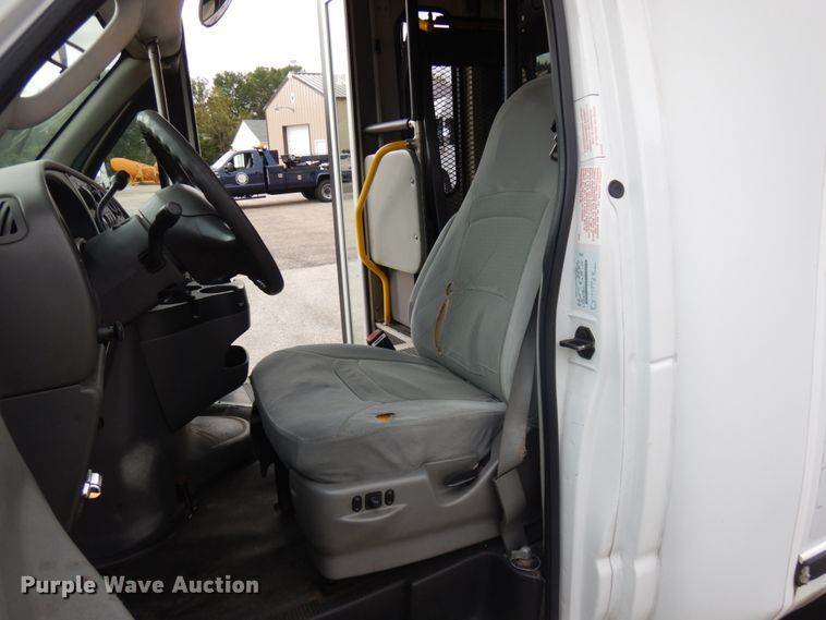 image for item JQ9240 2007 Ford E350  shuttle bus